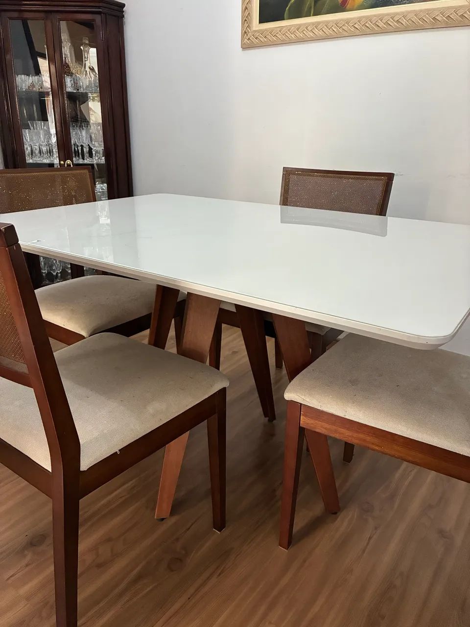 Mesa com tampo laqueado quebrado com 4 cadeiras  - Foto 4