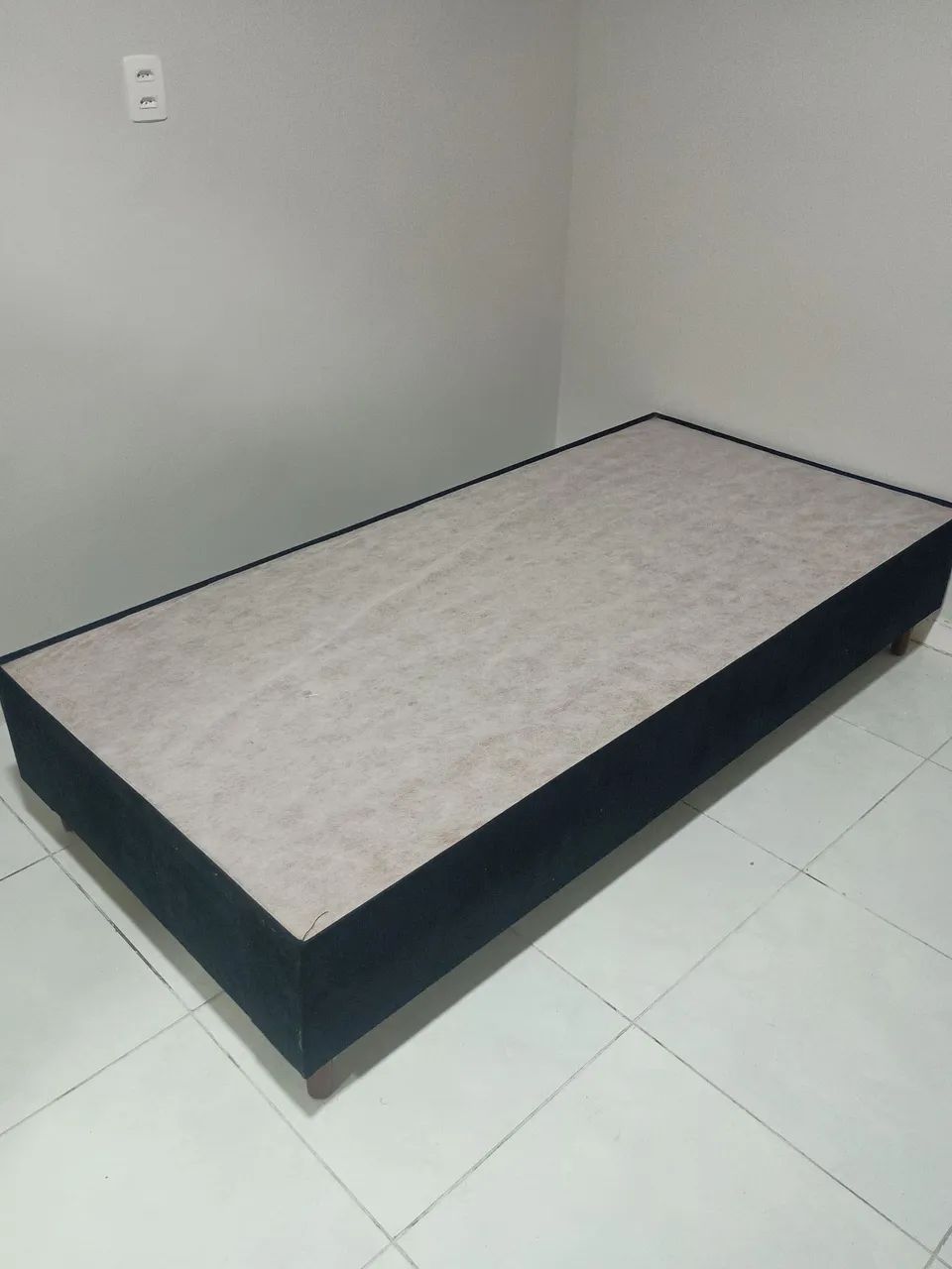 Vendo cama box solteiro semi nova 