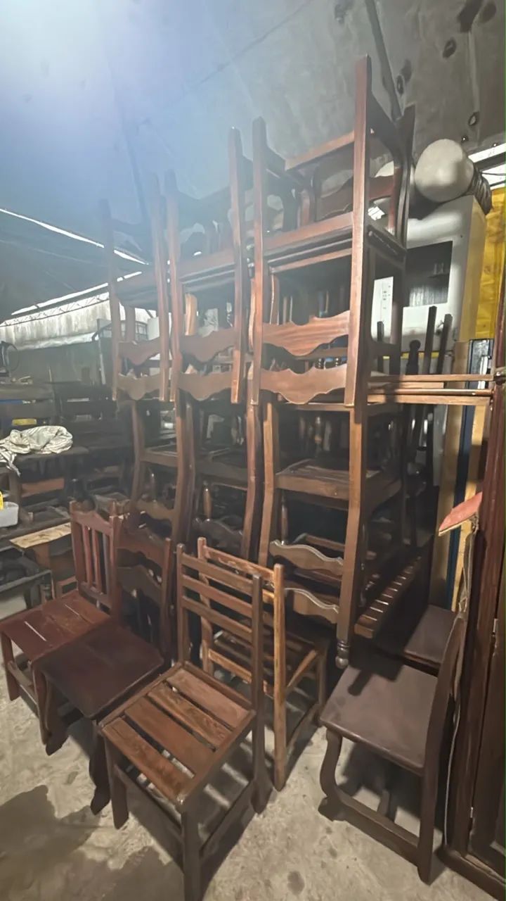 Vendo cadeira de madeira maciça  - Foto 2