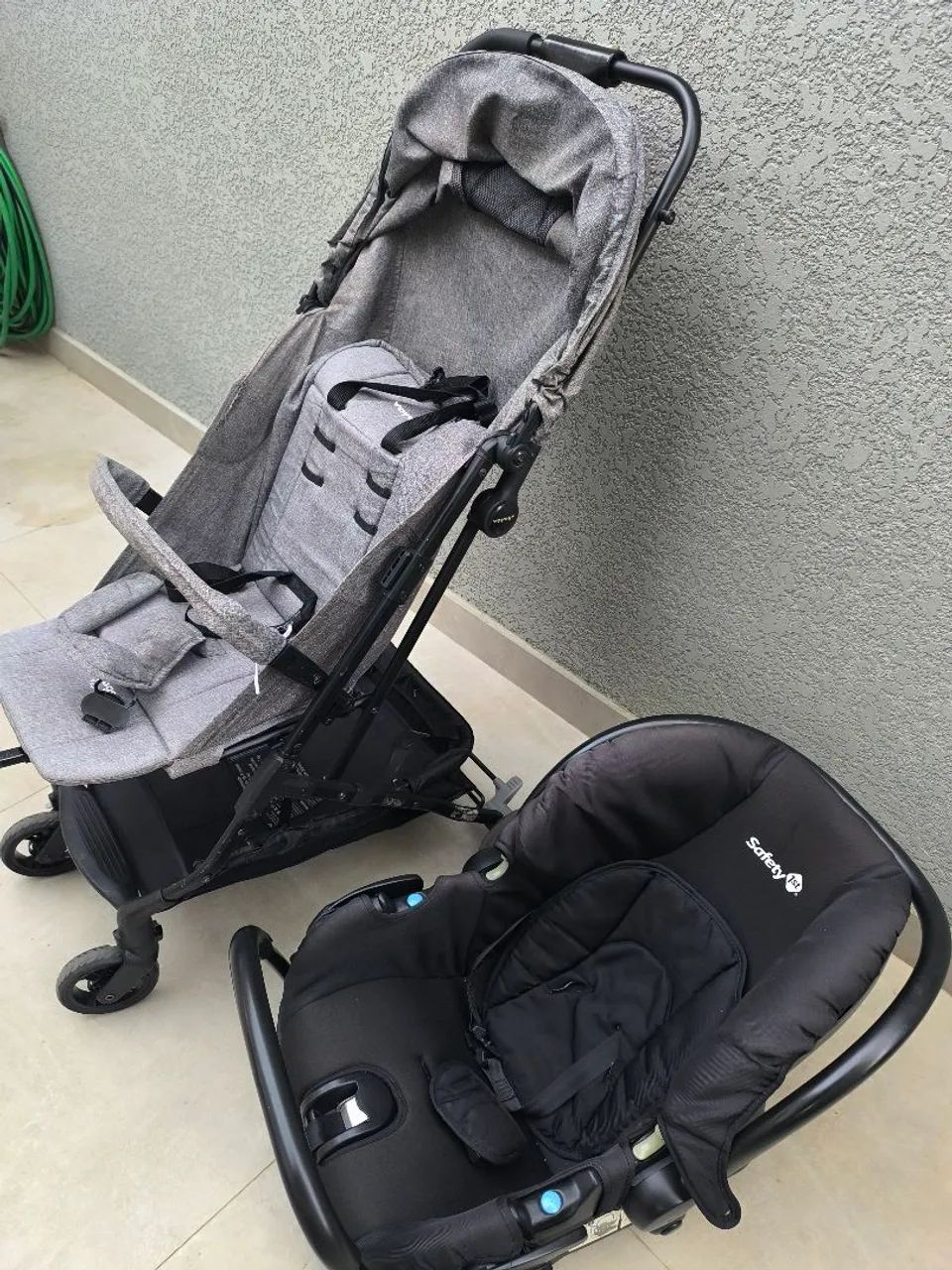 Carrinho de bebê e bebe conforto 