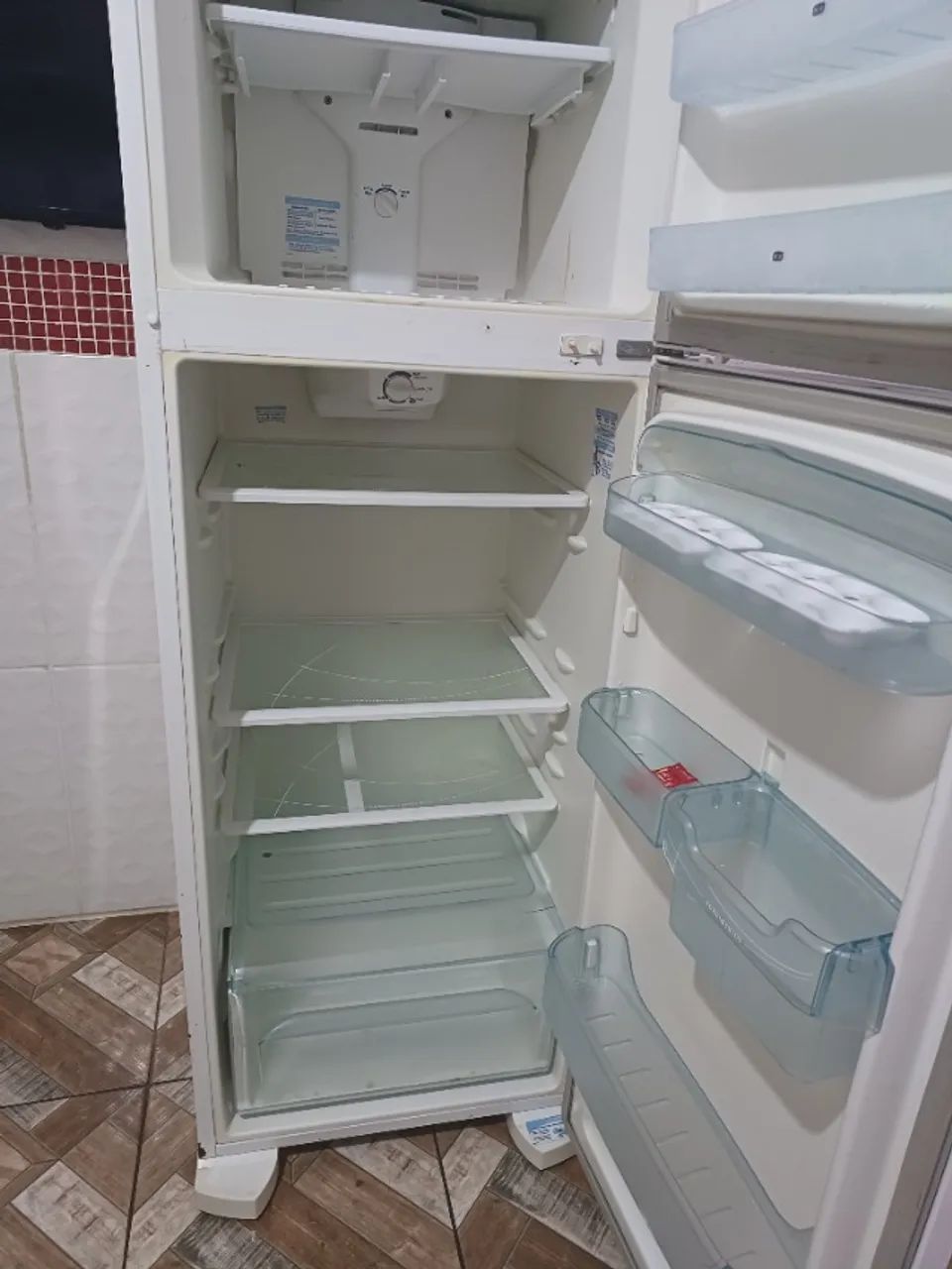 Vendo geladeira funcionando perfeitamente e  - Foto 2