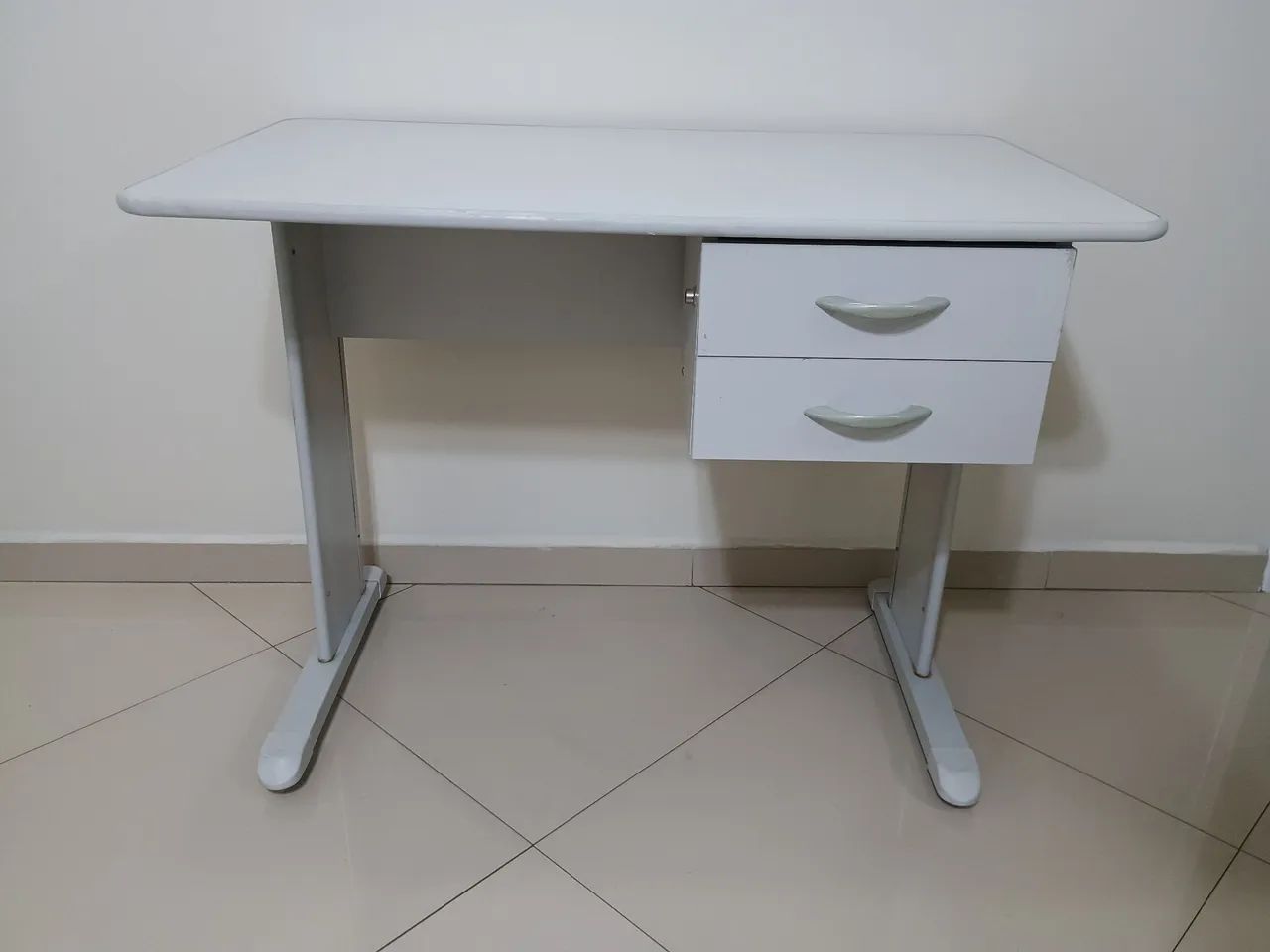 Mesa de Escritório com Gavetas