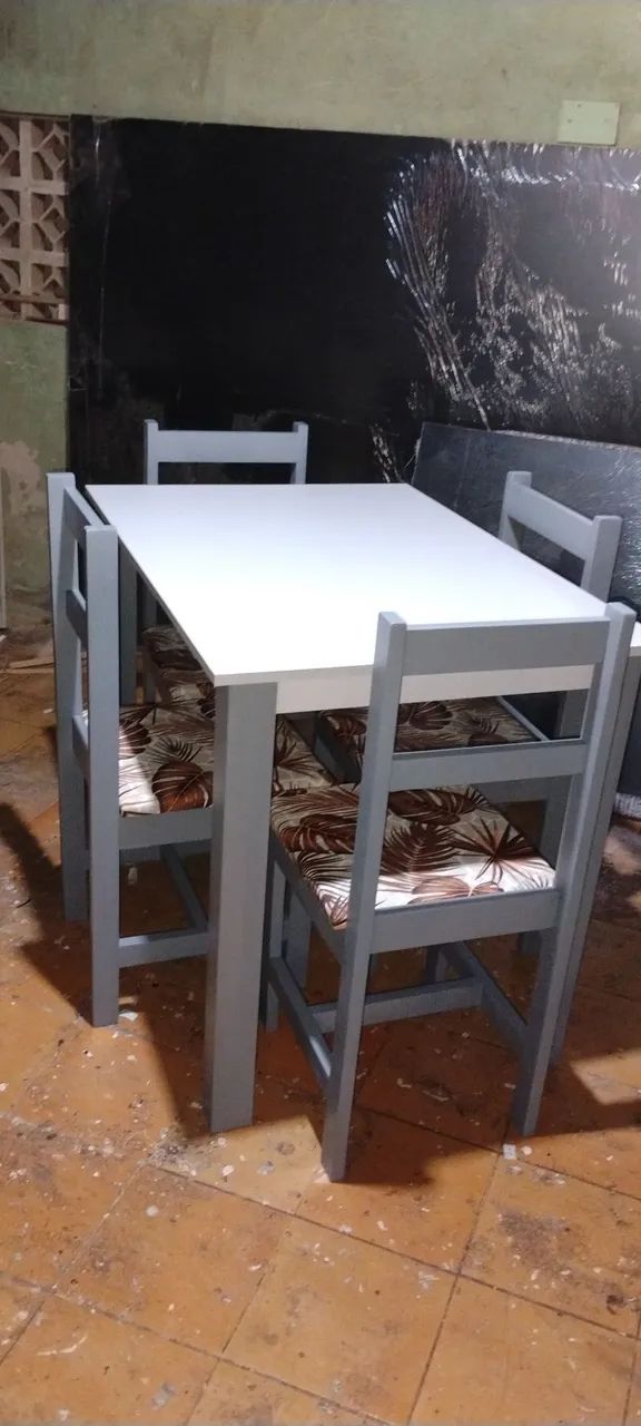 Mesa e cadeiras