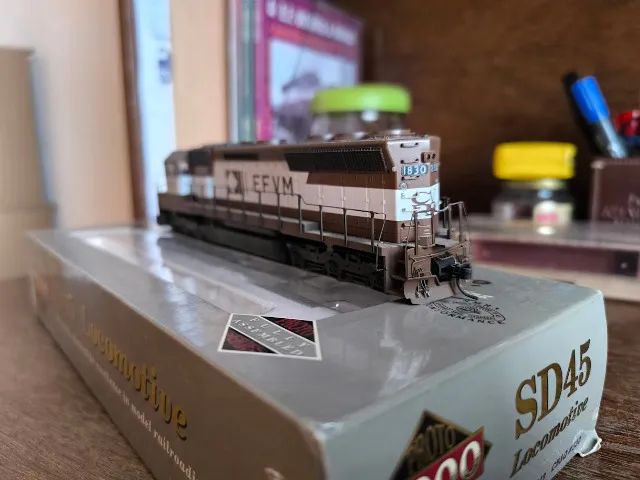 LOCOMOTIVA PROTO2000 HO - CUSTOMIZADA DDM 45 # 1830 - Foto 4