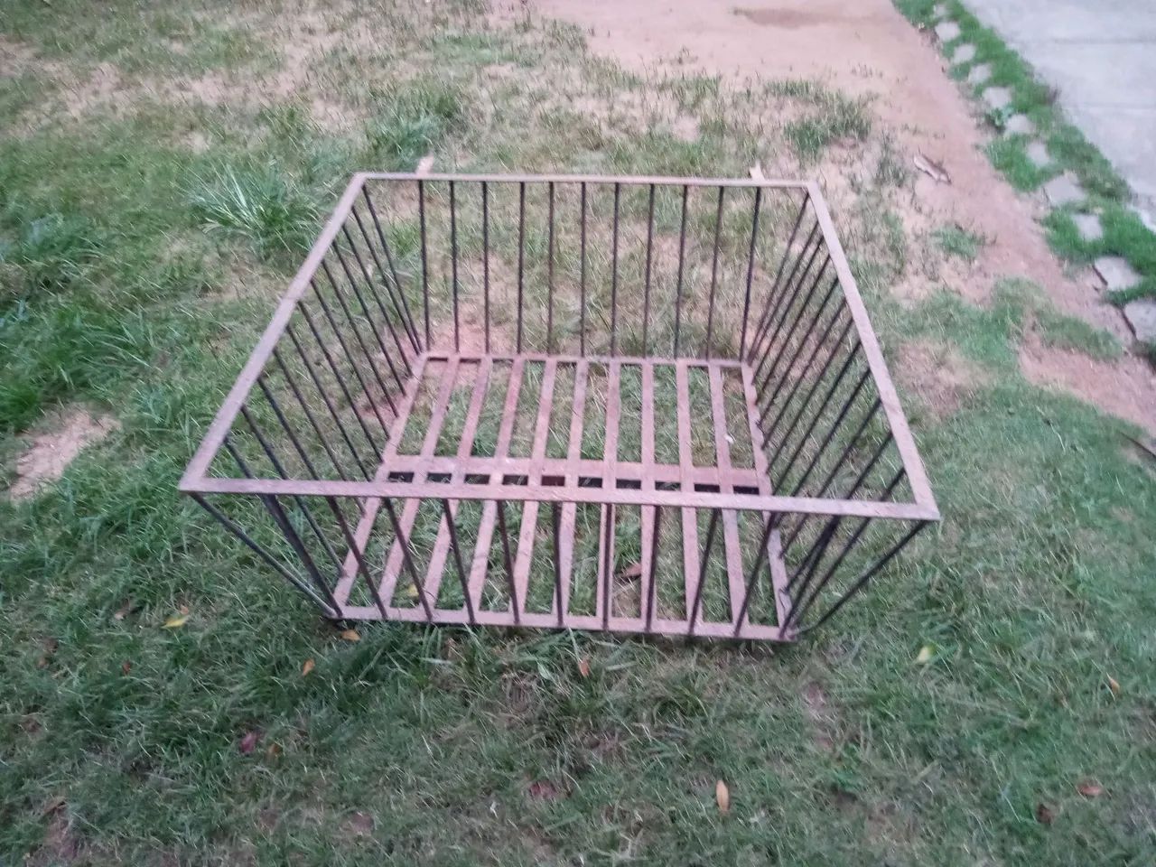 Vendo lixeira de ferro de 40 cm de altura com 1 metro de comprimento  - Foto 3