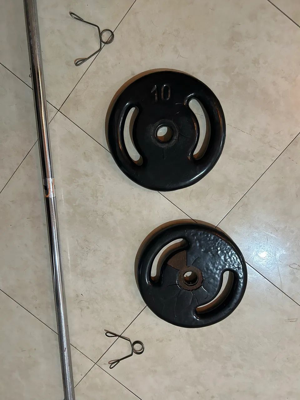 Uma barra cromada e 2 Anilhas de 10kg com presilhas  - Foto 3