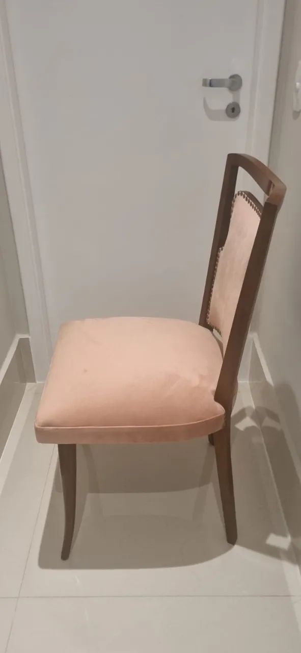 Desapego - Cadeira Elegante com assento e encosto estofados em tom rosado suave - Foto 3