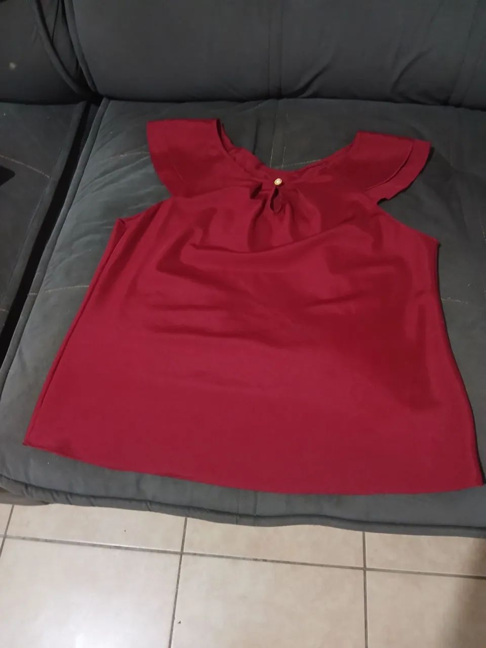 Vende-se uma blusa vermelha 