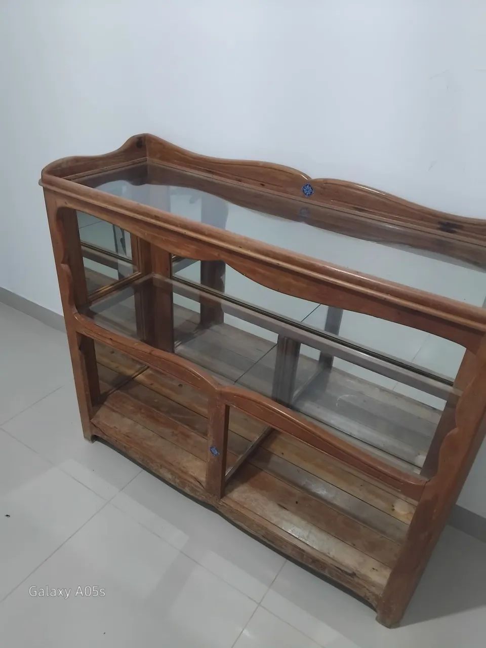 Balcão/Vitrine de Madeira Maciça com Vidro. - Foto 4