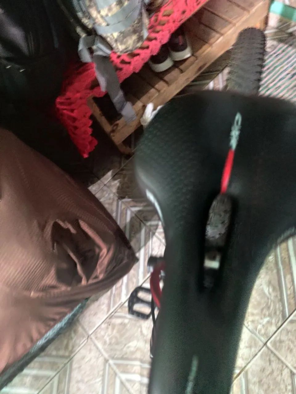 Bicicleta Rin 29 marca Lotus feio de disco e marcha Shimano tem pouco uso  - Foto 3