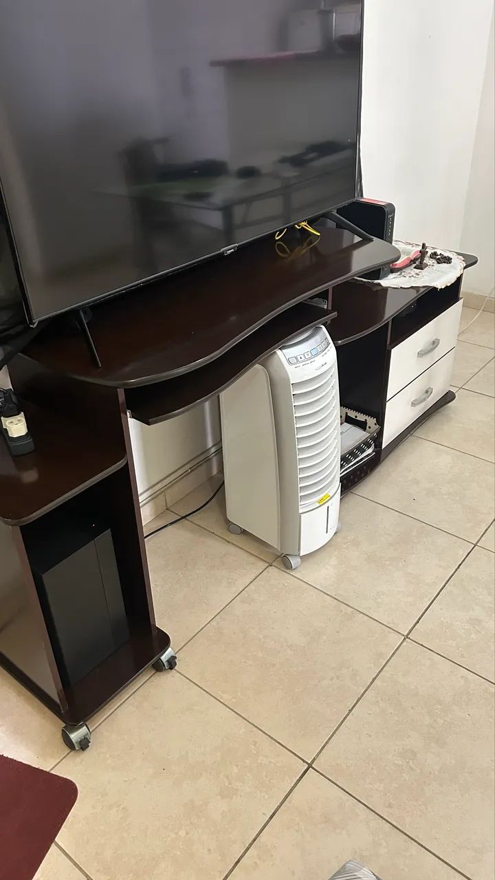 Mesa de computador articulada com gavetas