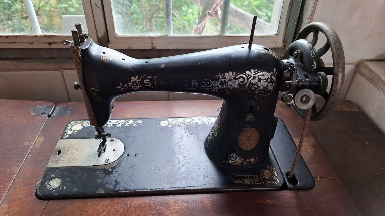 Máquina de costura Singer antiga - Foto 3