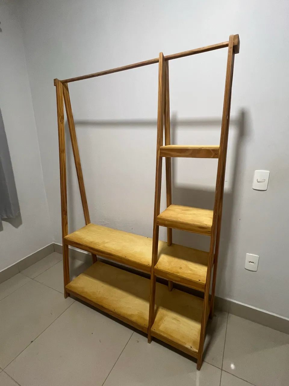 Arara de roupas de madeira