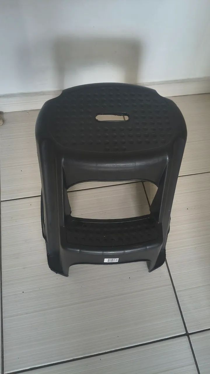 Vendo 4 banquinhos novos  - Foto 2