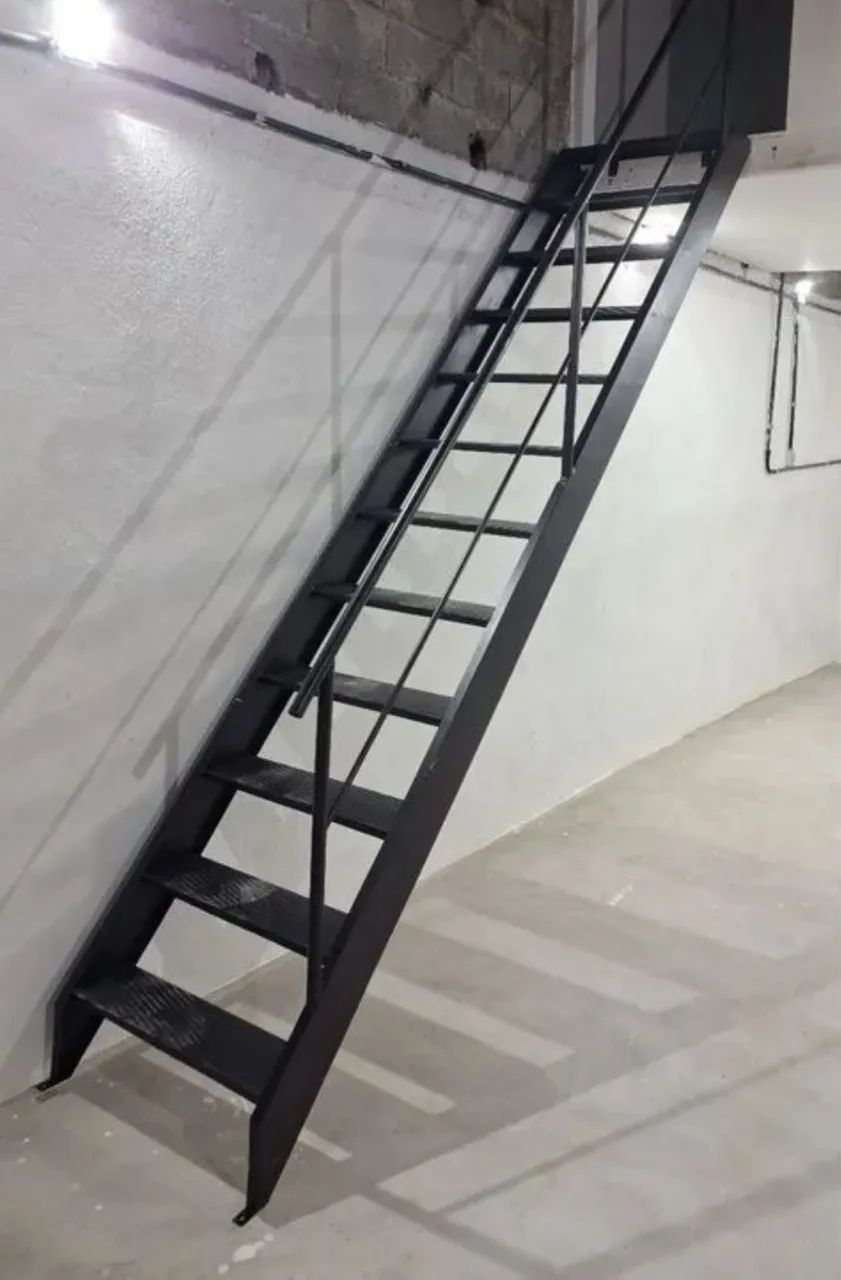 Escada de ferro com guarda corpo - Foto 2