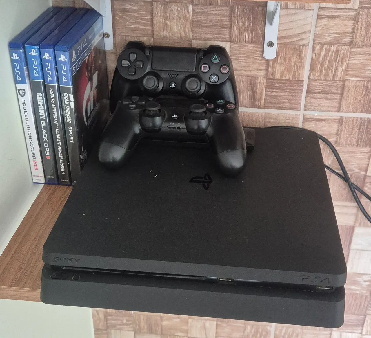 PS4 slim Impecável + 2 controles
