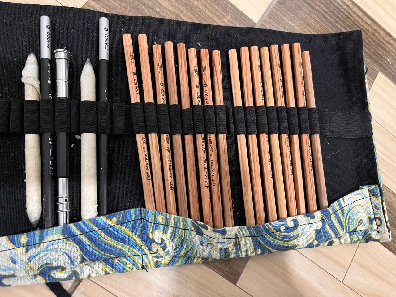 Kit de desenho com estojo enrolável 