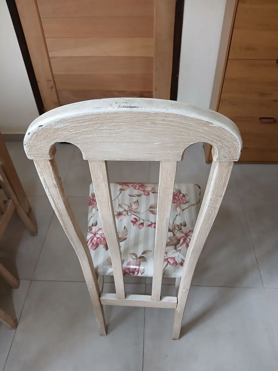 Mesa de madeira com 6 cadeiras e tampo de vidro - Foto 5
