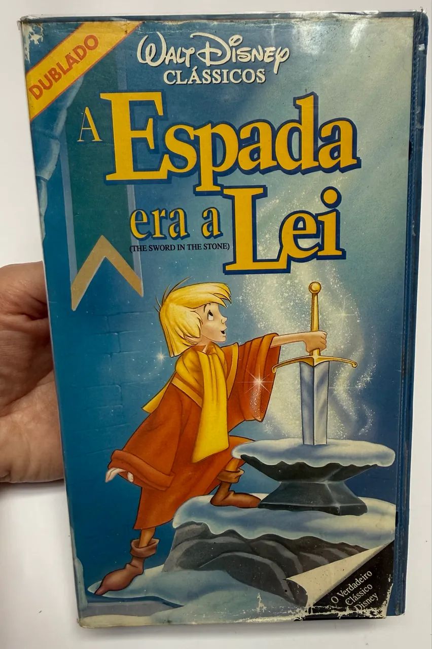2 VHS Disney - Procurando Nemo + A Espada Era a Lei - Foto 4