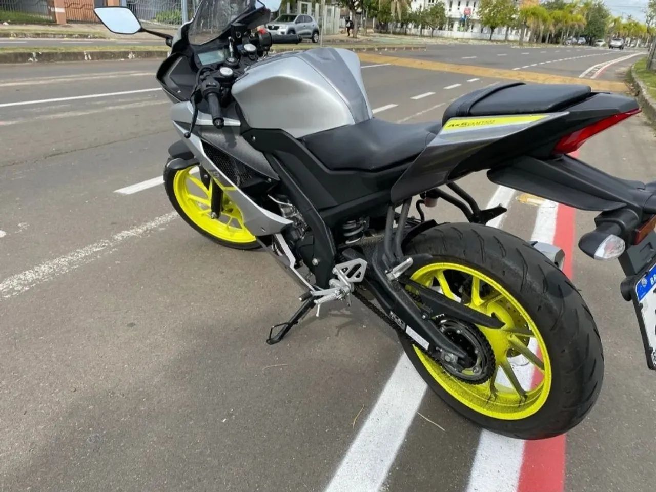 R15  com 2977km - Foto 3