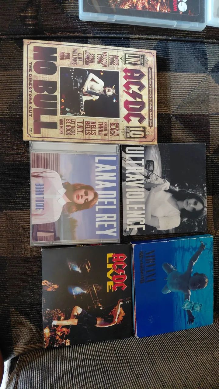 Vendo CDs e DVDs 