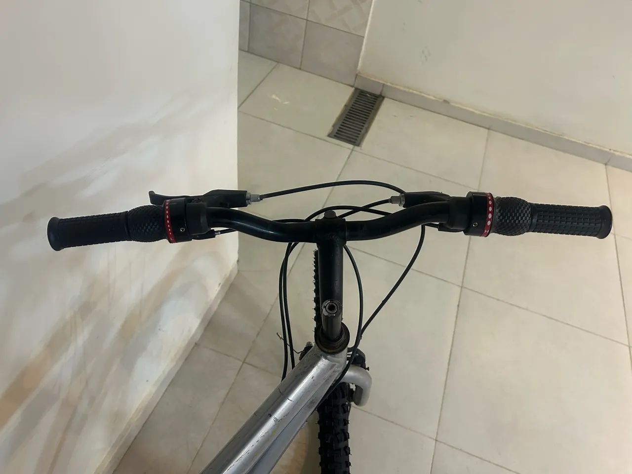 Bicicleta aro 16 prata mal usada em perfeito estado  - Foto 4