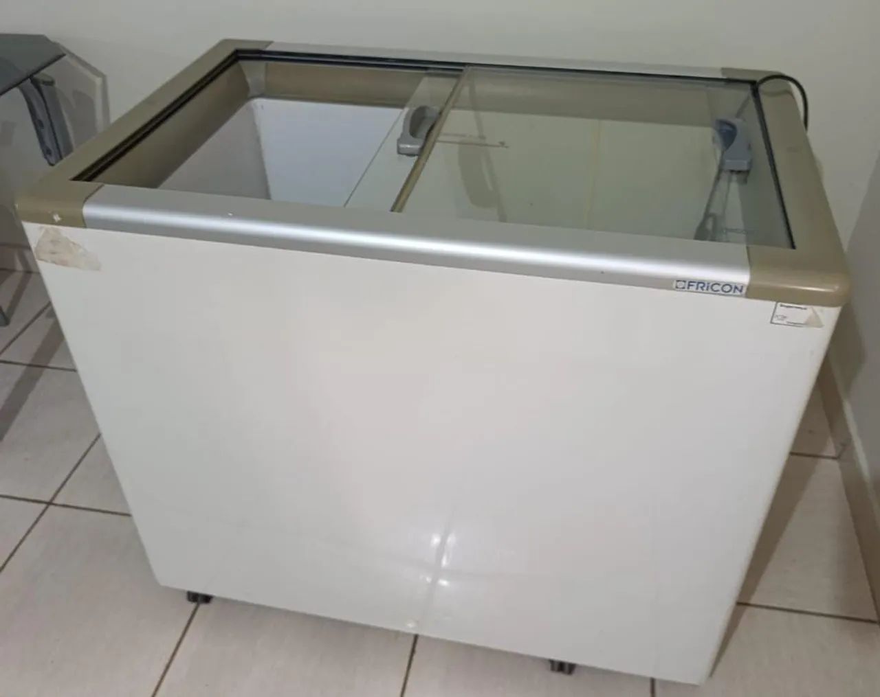 Freezer horizontal 311Lts Fricon c/ expositor de vidro 