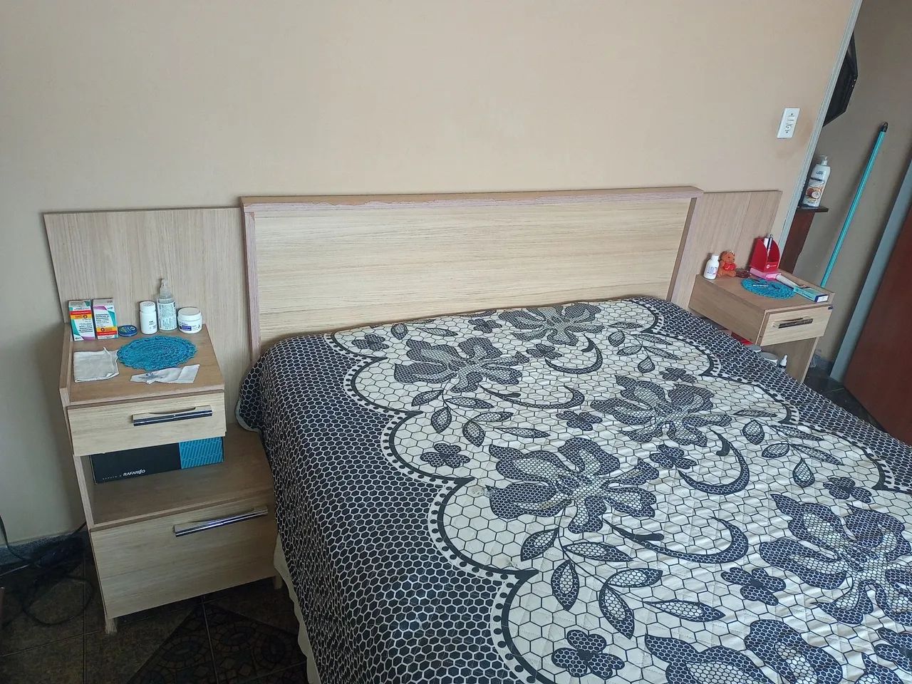 Cabeceira de cama Queen com dois criados 