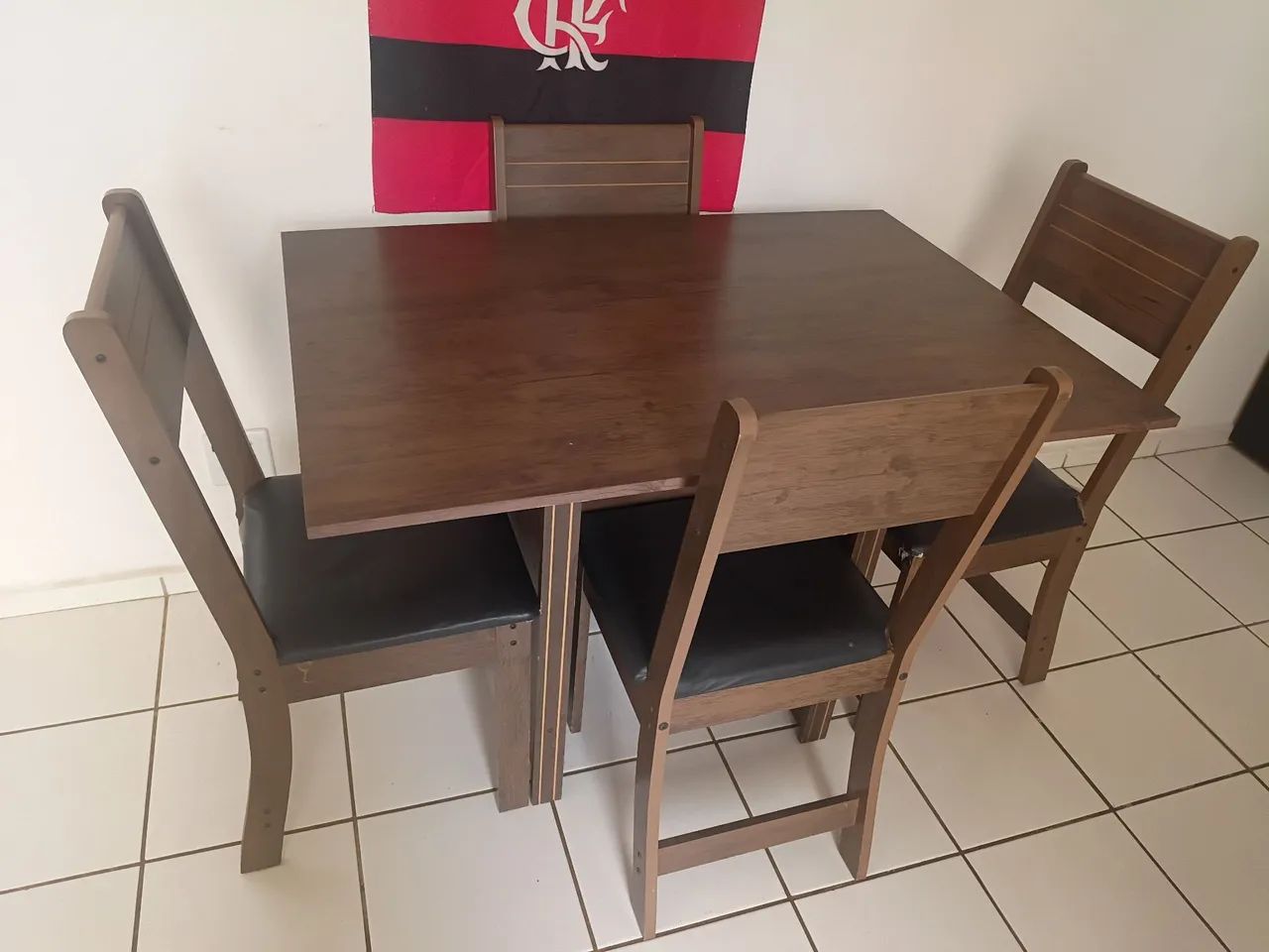 Jogo de mesa com 4 cadeiras