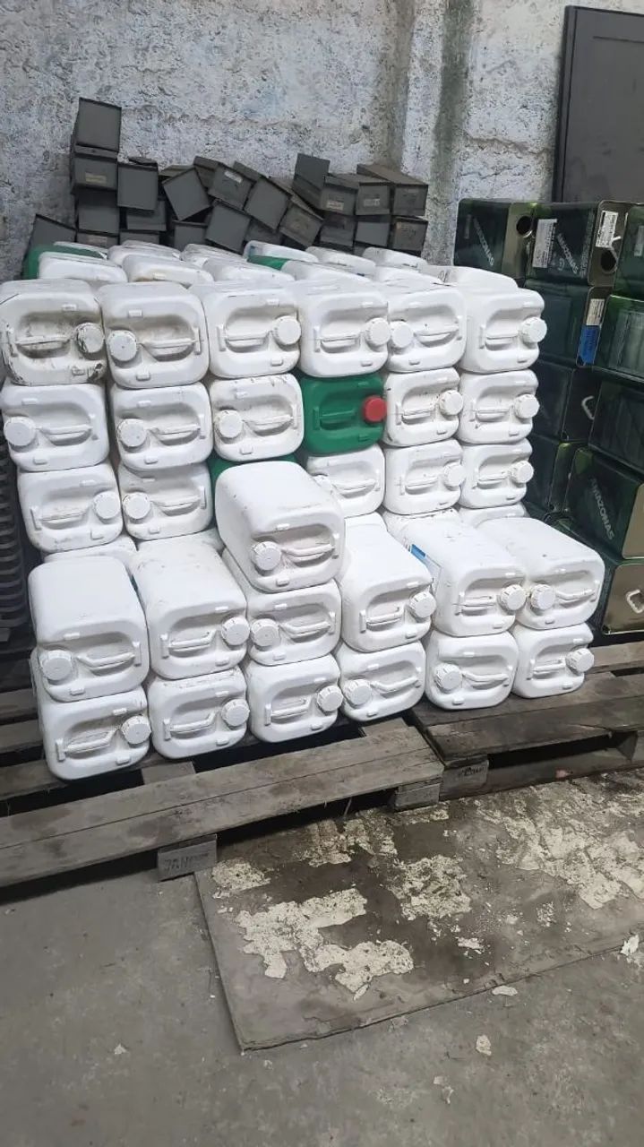Vendo lote De latas de 20l e bombons  - Foto 2