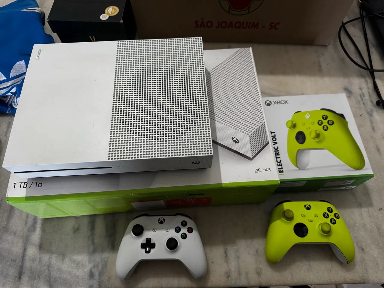 Xbobox one S 1Tb 2 manetes originais 