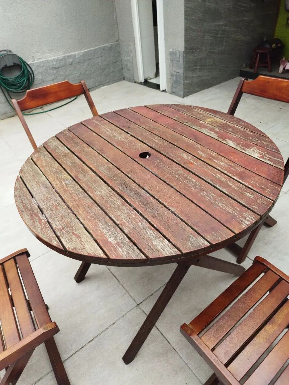 mesa de madeira com cadeiras - Foto 4