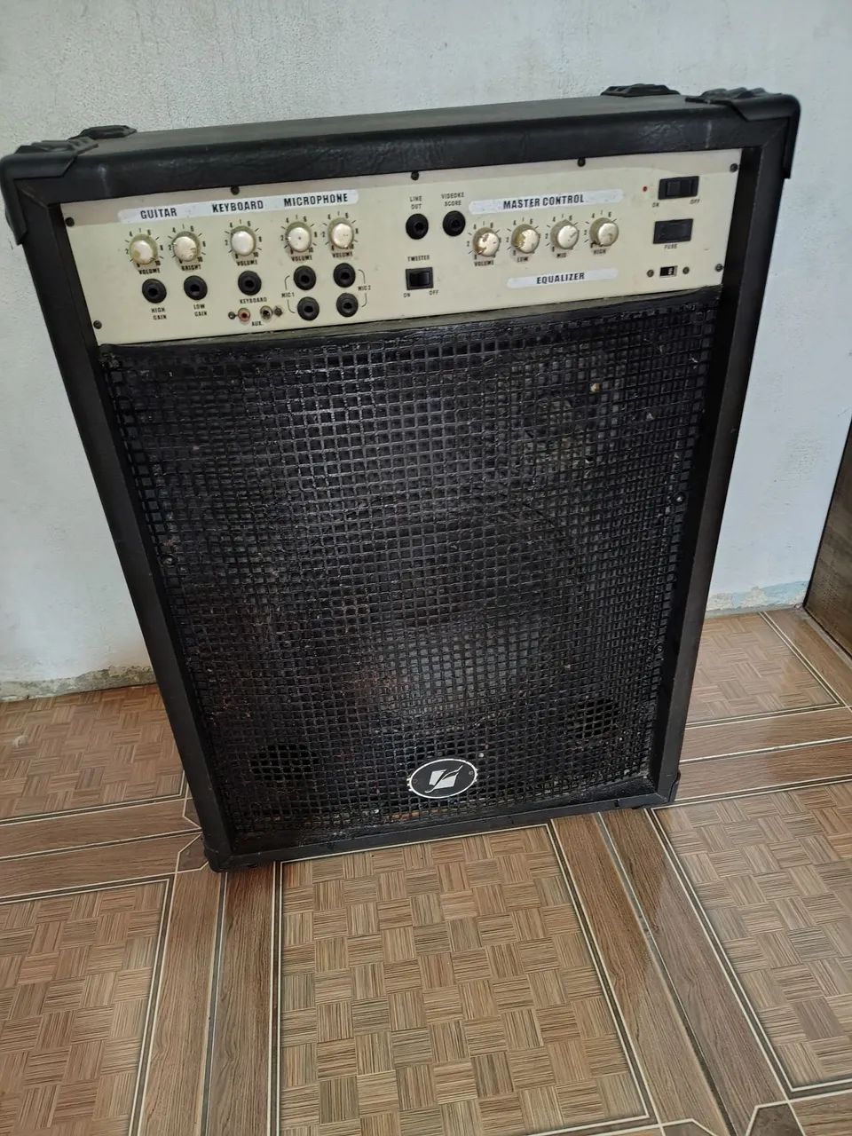 Caixa amplificada bem antiga 