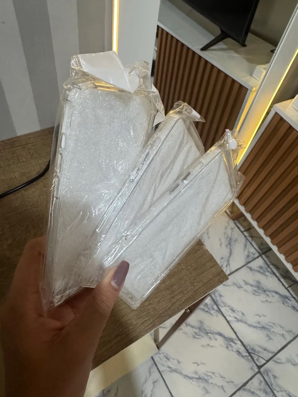 Kit 3 capinhas transparentes iPhone 14 - novas - Foto 3