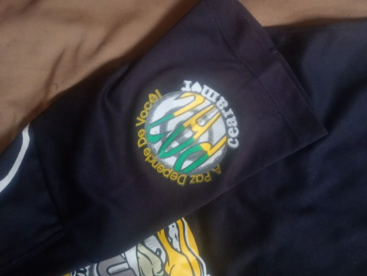 Vendo ou troco duas camisa  - Foto 2