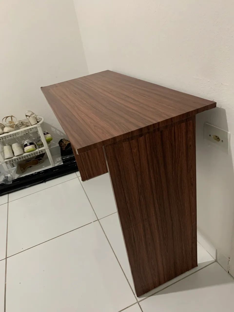Escrivaninha adesivada - cor original branca  - Foto 2