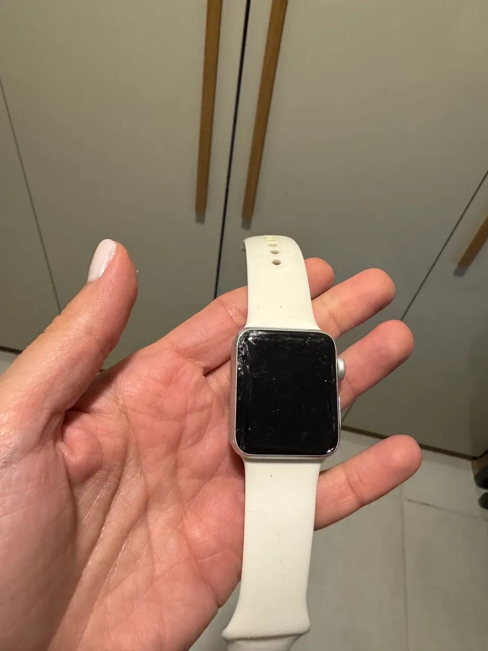 Apple Watch séries 3 com cabo e fonte tela lascada  - Foto 2
