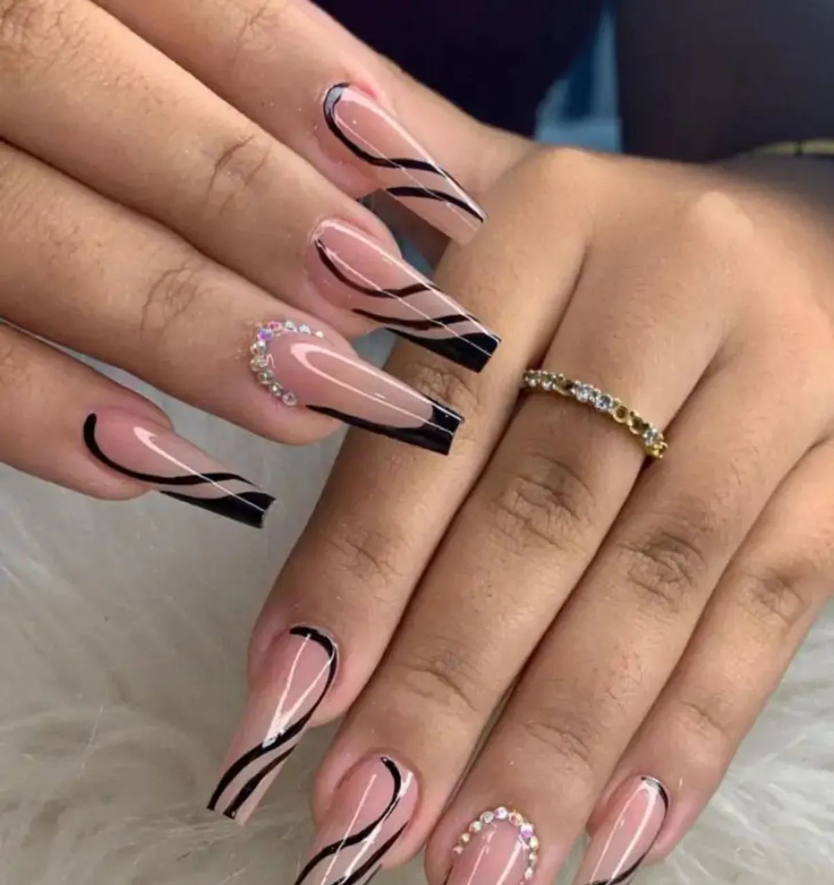 Contrata se manicure 