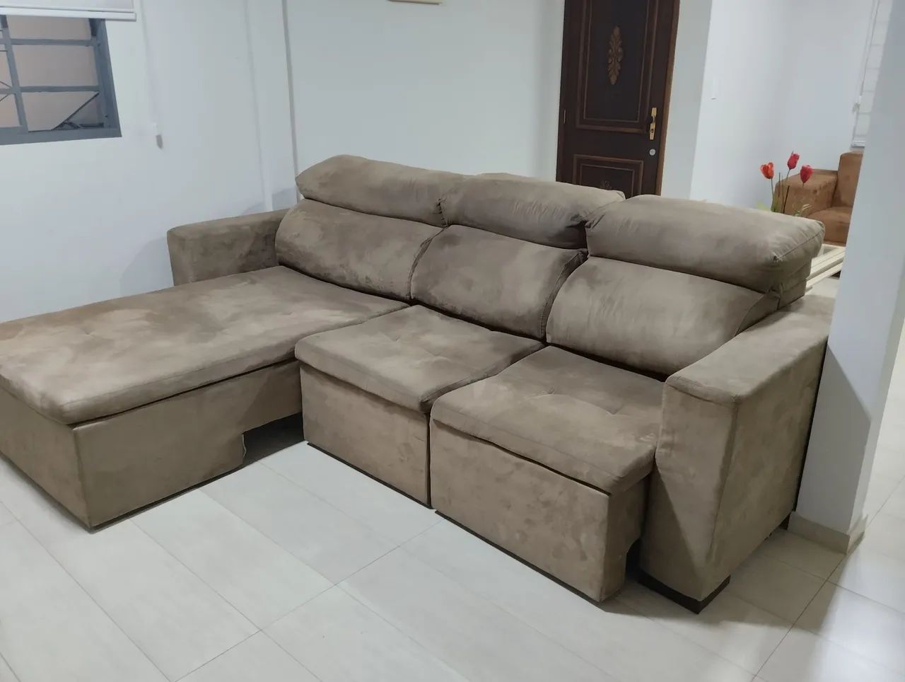 Sofá com Chaise 3 lugares em suede - Foto 2