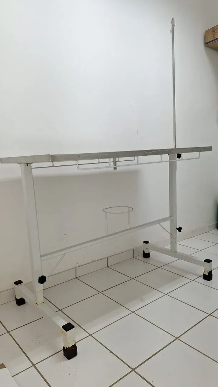 Mesa cirúrgica regulável com os pés esmaltados - Foto 3