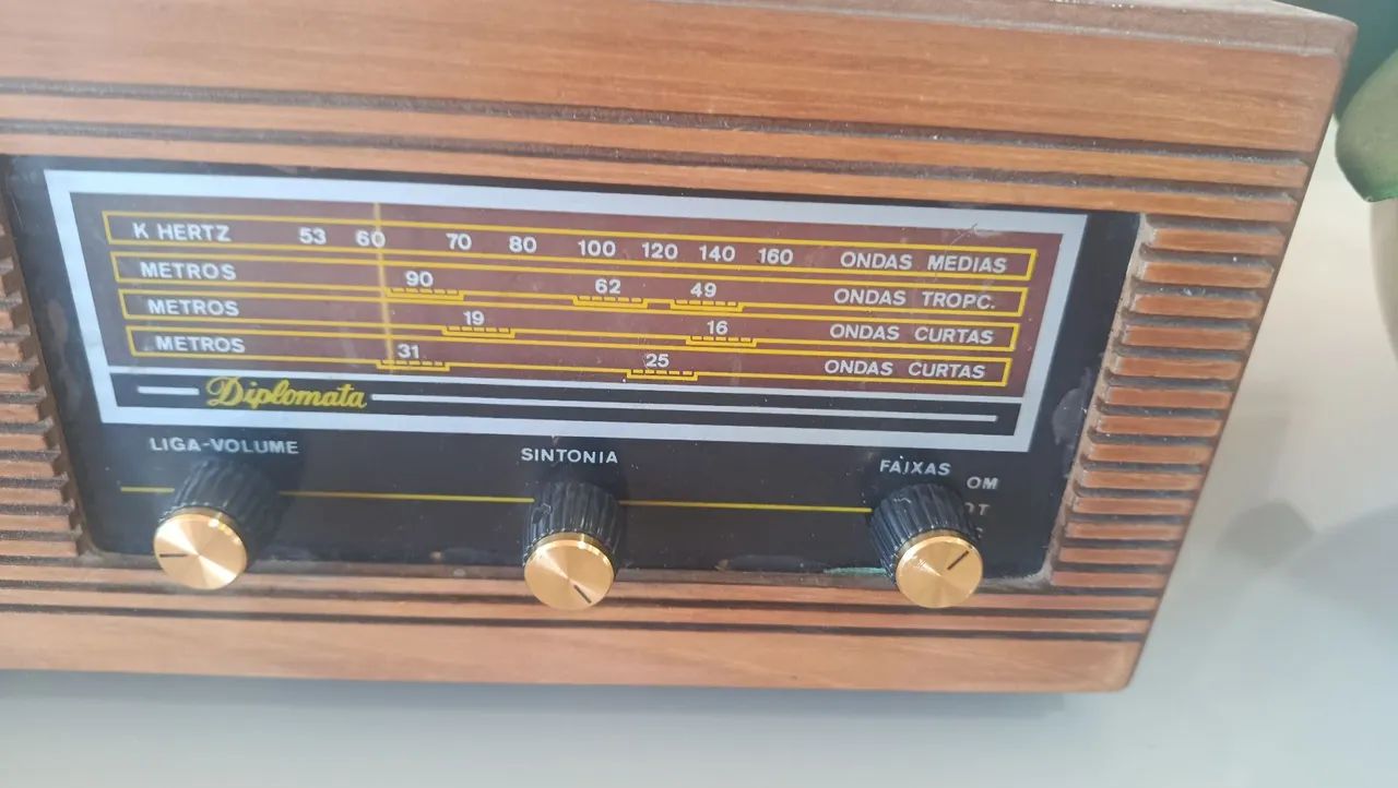 Rádio antigo caixa de madeira.  - Foto 2