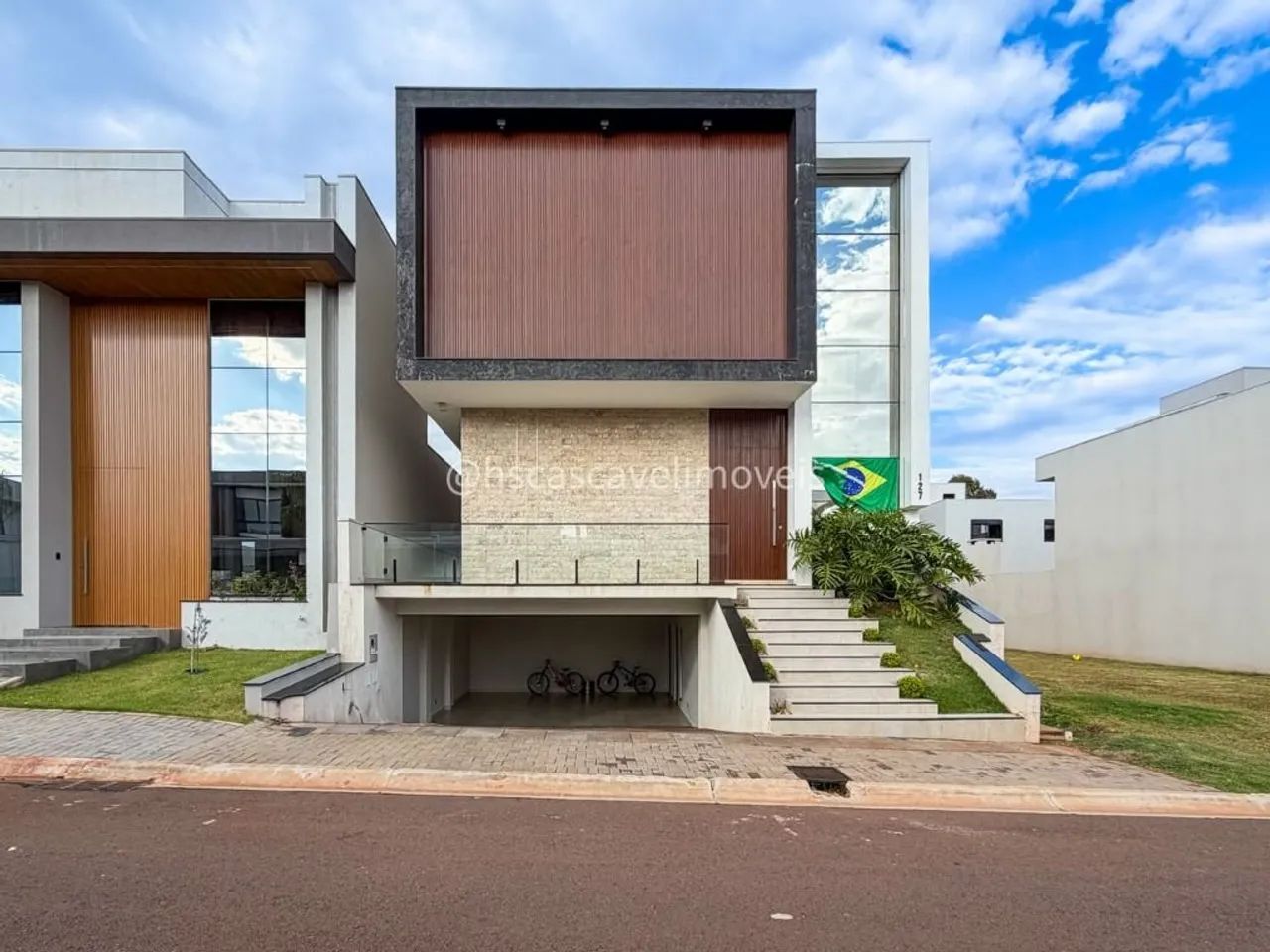 TRIPLEX MOBILIADO E DECORADO NO CONDOMÍNIO FECHADO VILA FIRENZE - COM 4 QUARTOS, PISCINA E - Foto 2