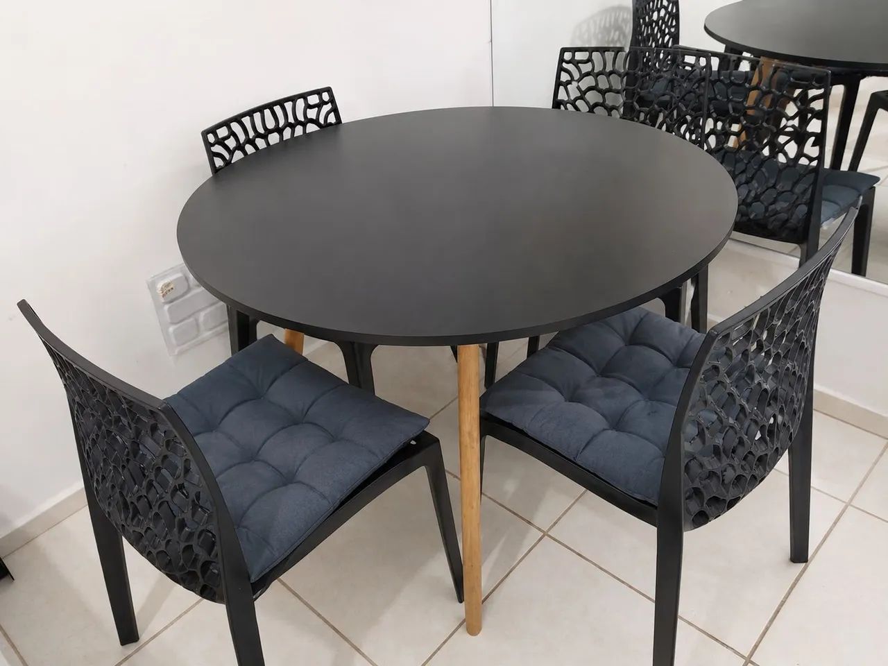 Mesa redonda com 4 cadeiras 