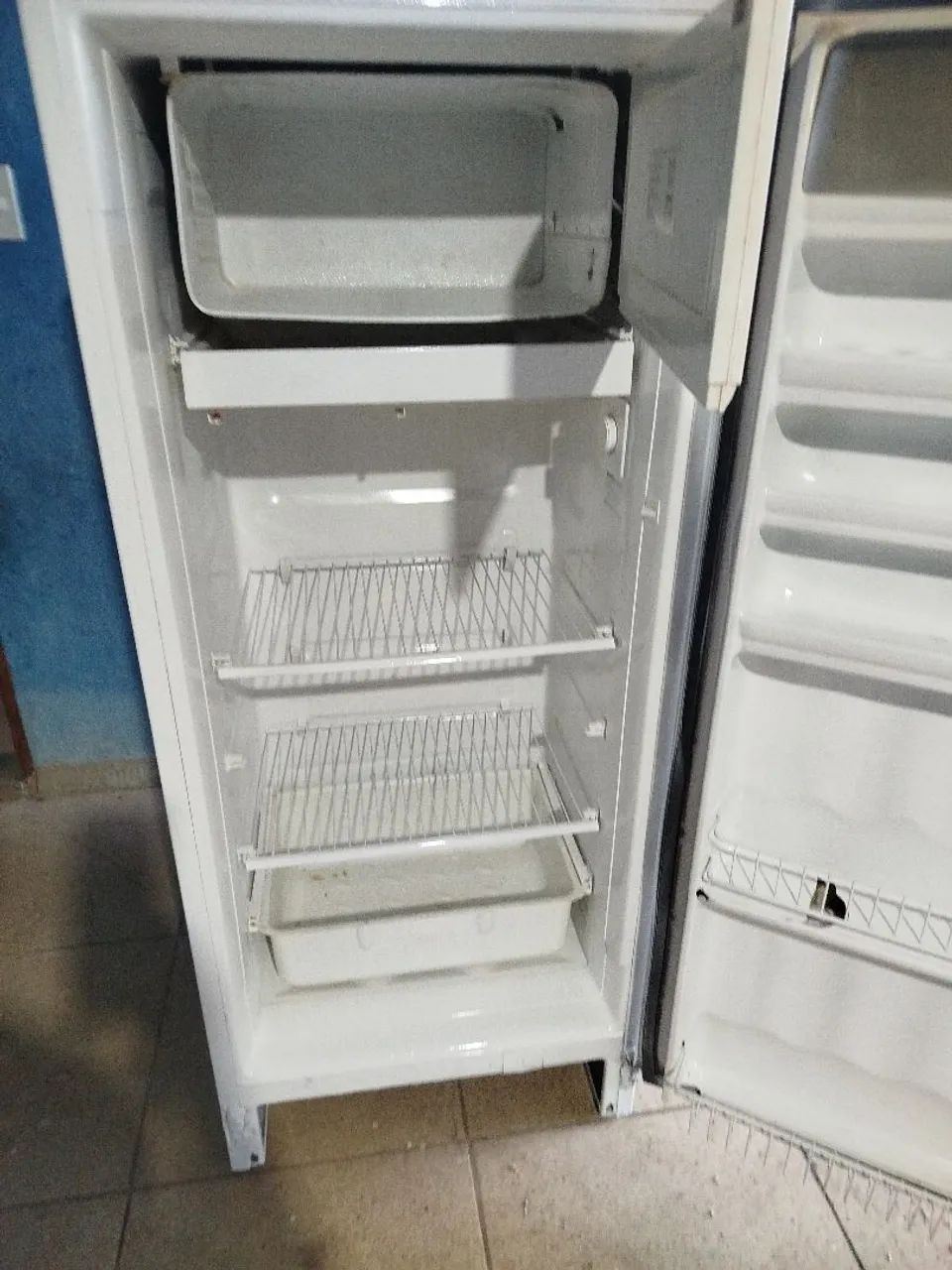 Geladeira bem conservada motor original nunca foi mexido faço entrega dentro da cidade  - Foto 4