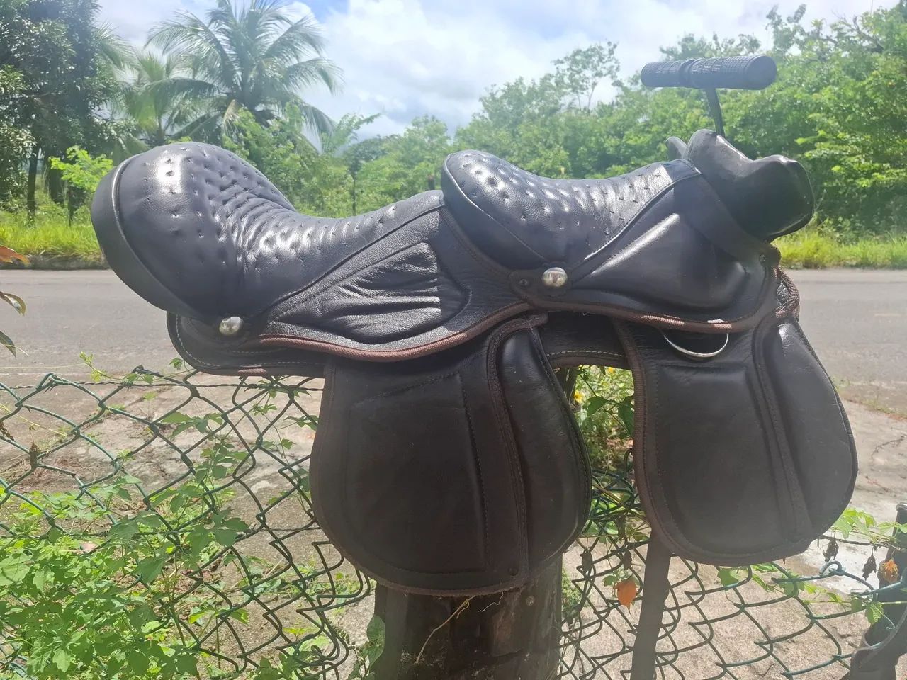 Sela completa de cavalo dupla em couro.