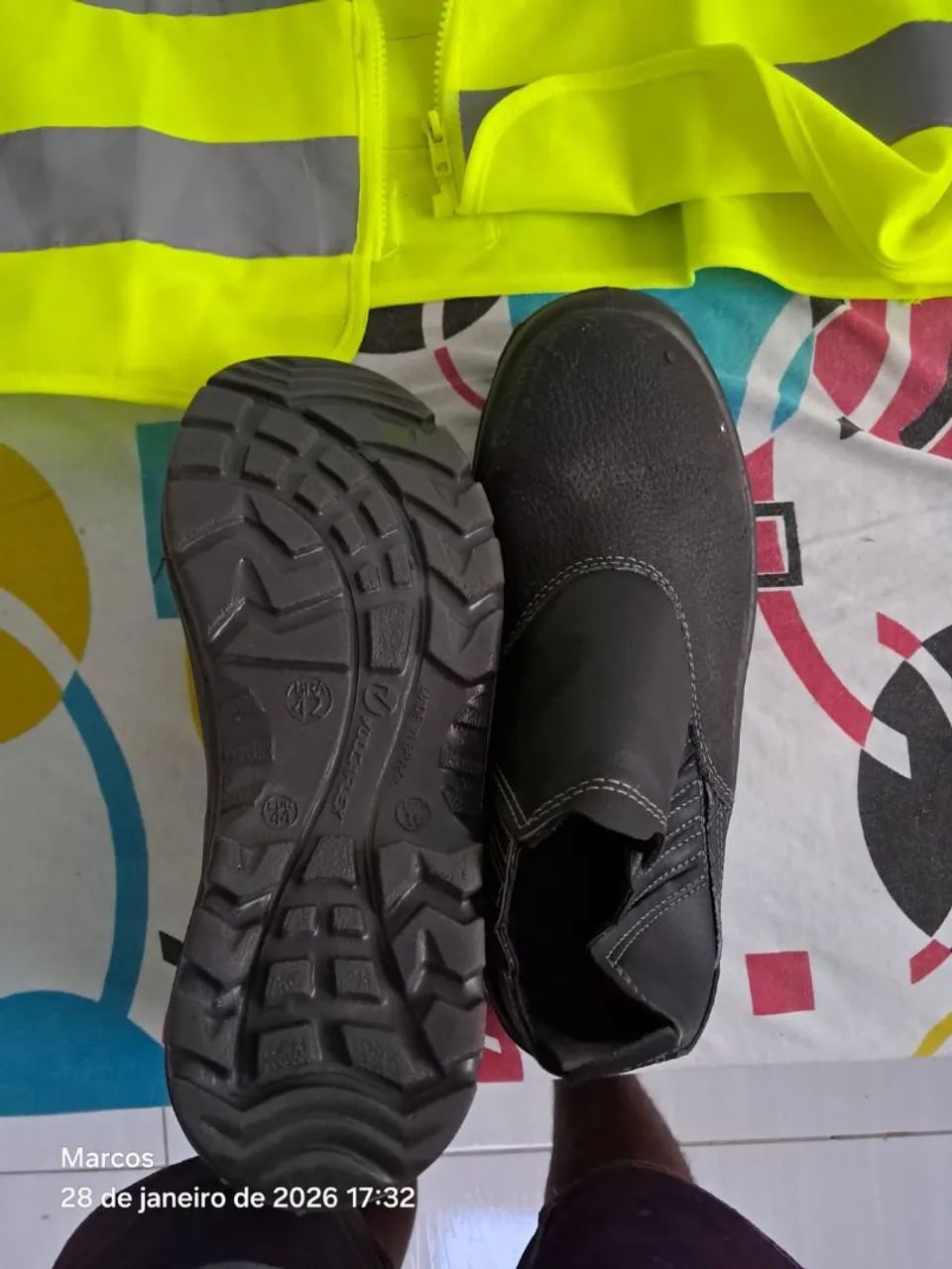 Vende-se um Colete De Refletivo e uma bota na número 42  - Foto 3