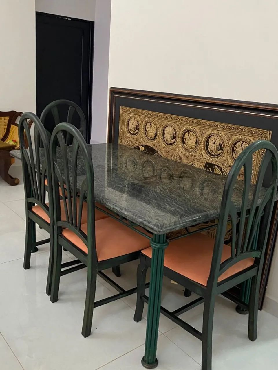 Mesa de mármore com 6 cadeiras  - Foto 4