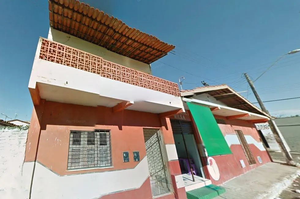 Casa residencial com 54 m² e varanda
