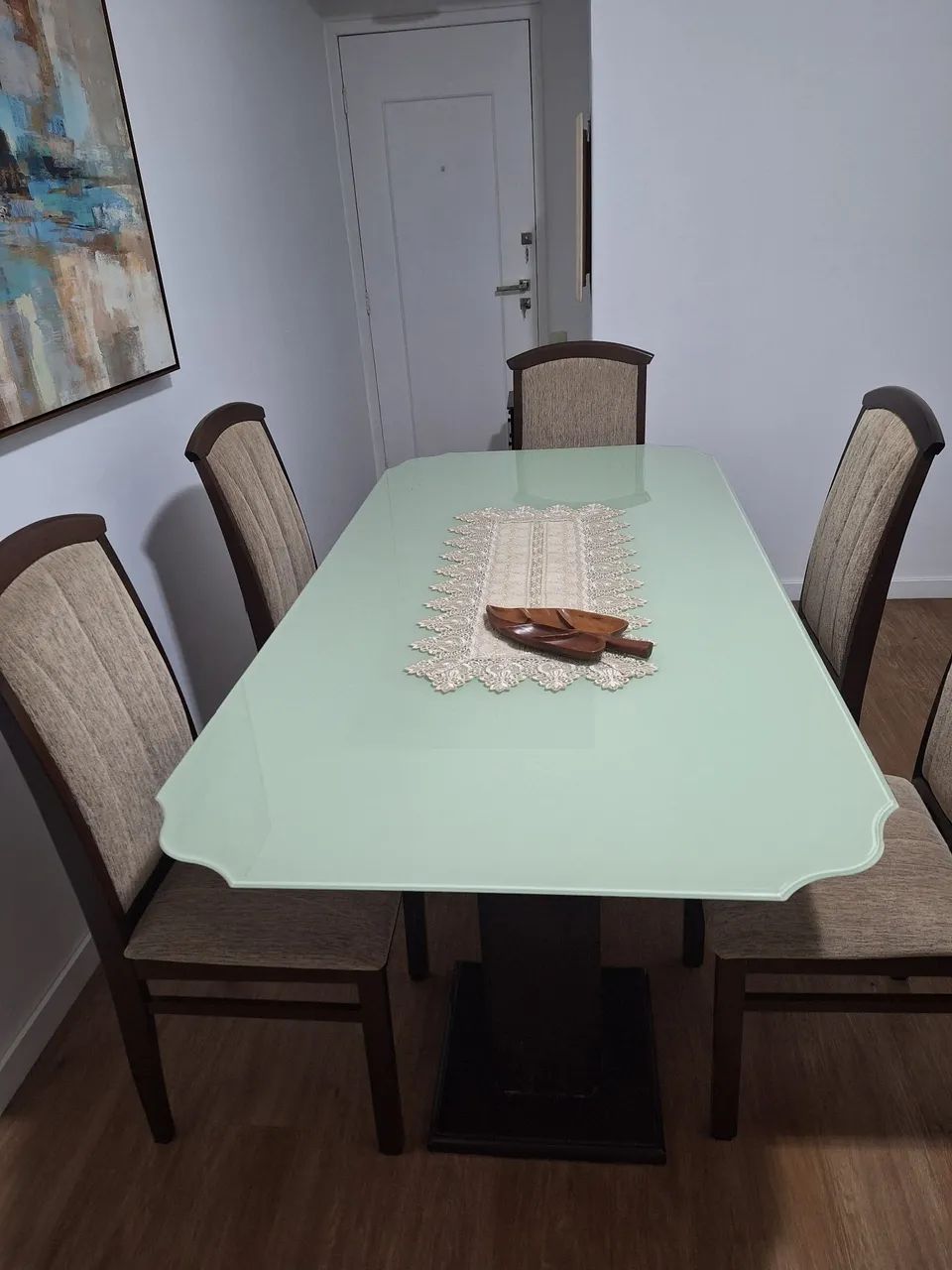 Mesa  c/ 6 cadeiras . Perfeito estado 