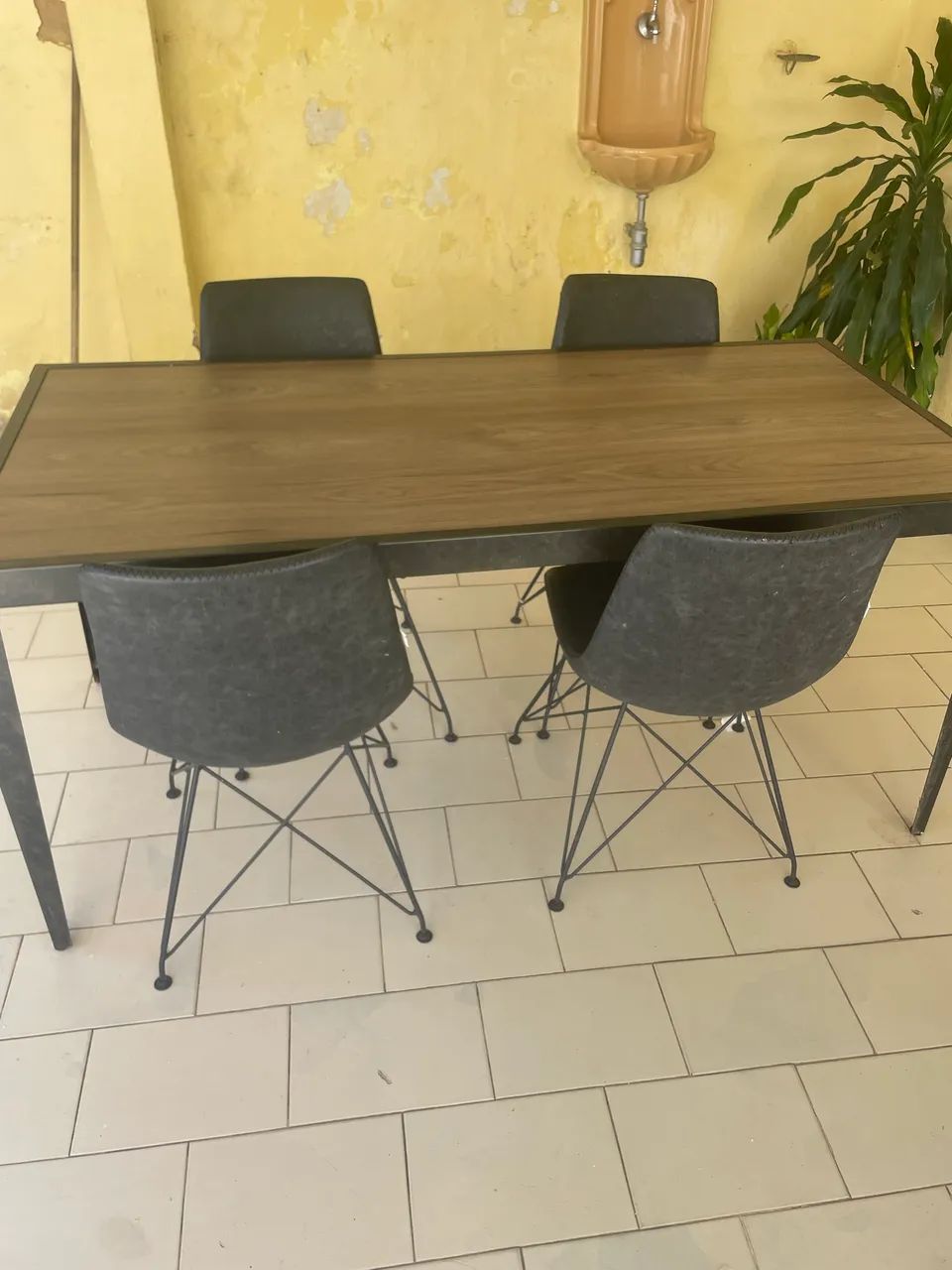 Mesa com quatro cadeiras - Foto 3